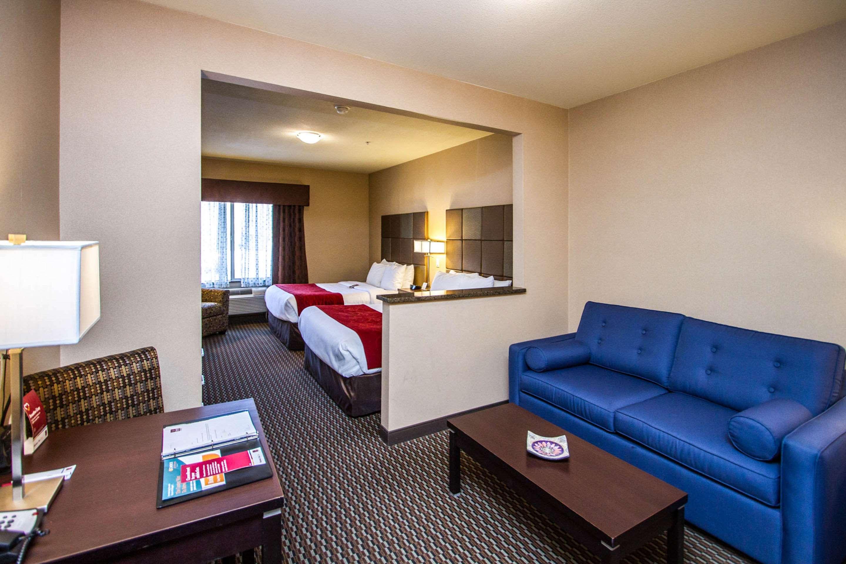 Comfort Suites Келоуна Экстерьер фото