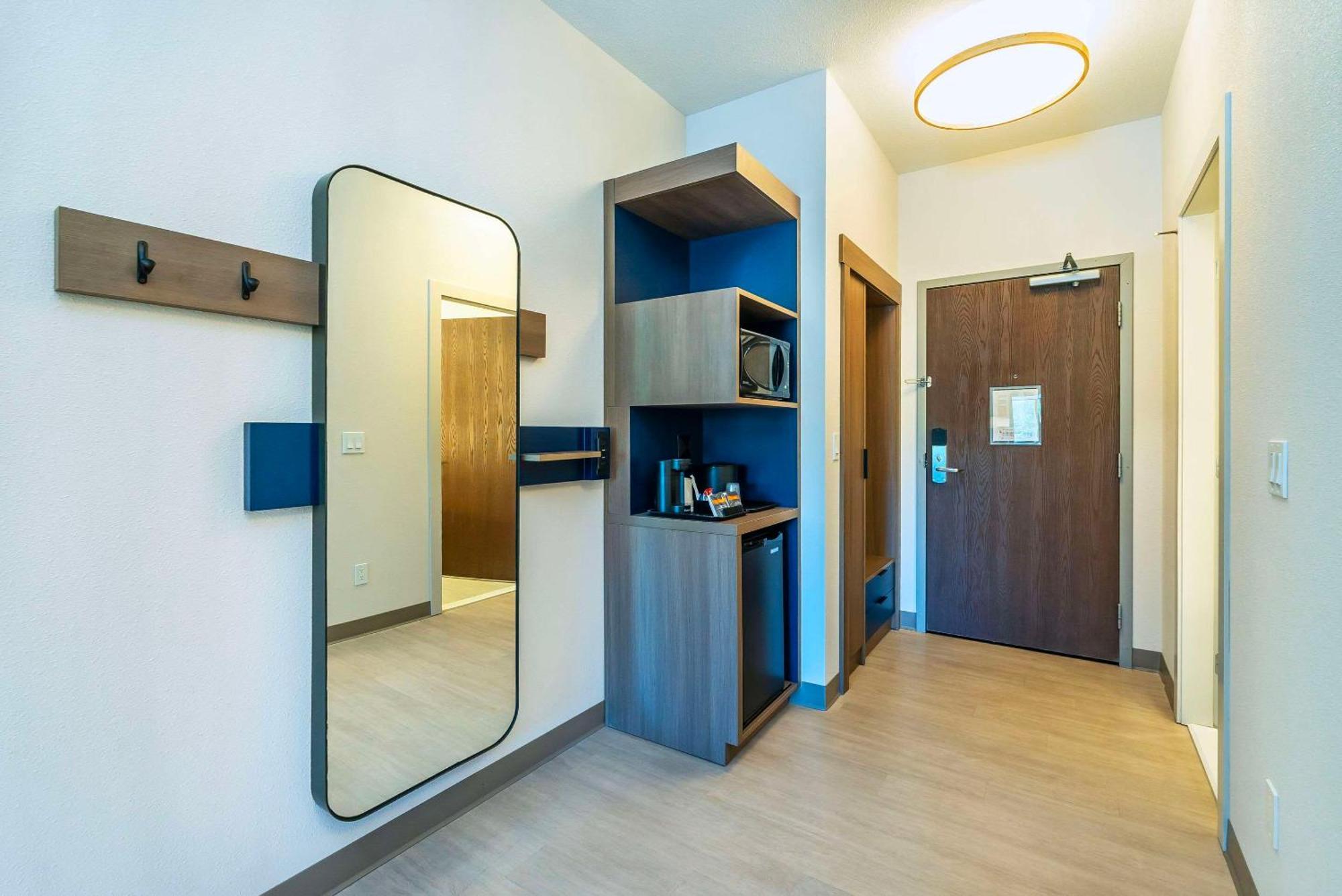 Comfort Suites Келоуна Экстерьер фото
