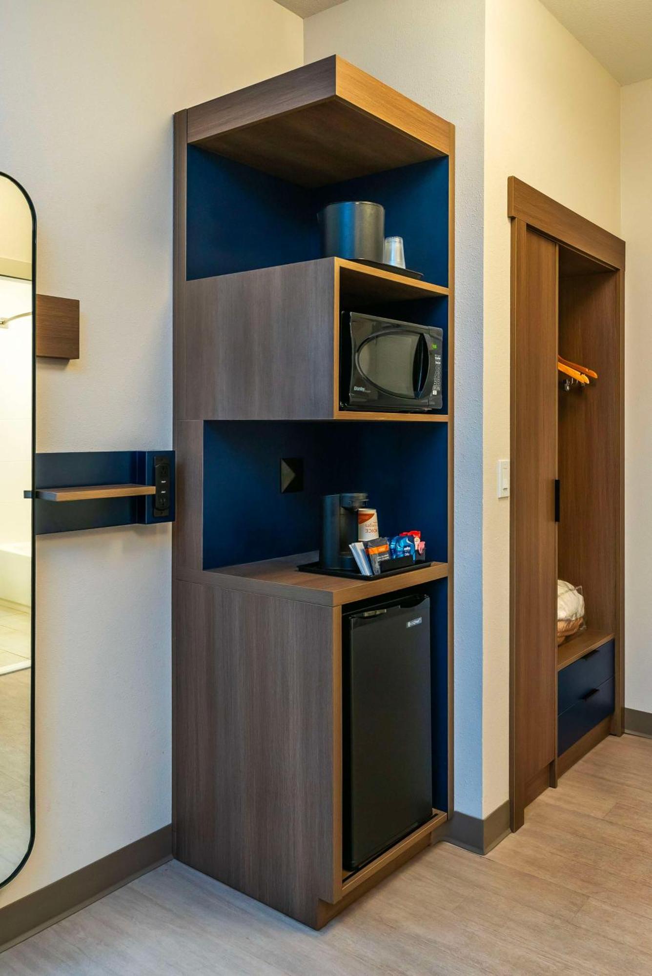 Comfort Suites Келоуна Экстерьер фото