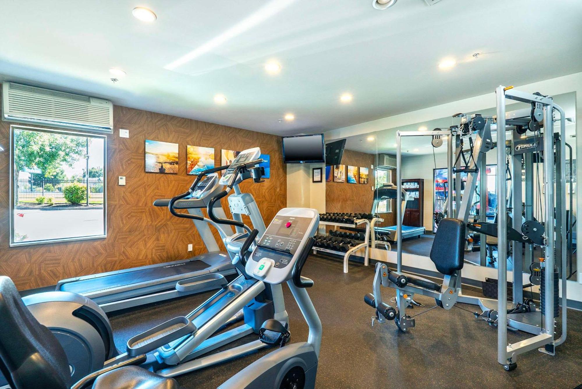 Comfort Suites Келоуна Экстерьер фото