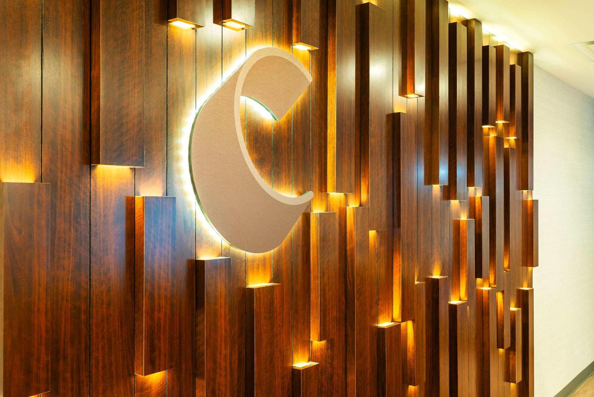 Comfort Suites Келоуна Экстерьер фото