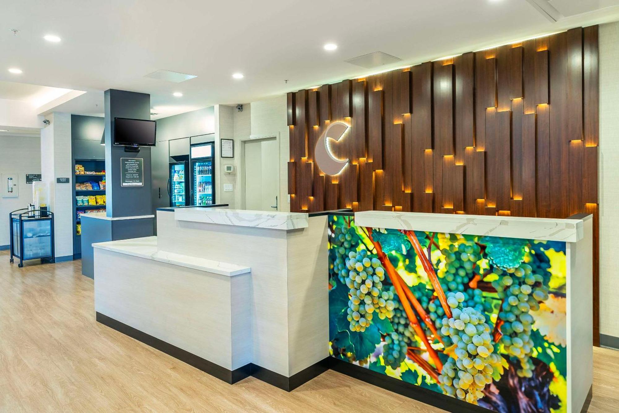 Comfort Suites Келоуна Экстерьер фото