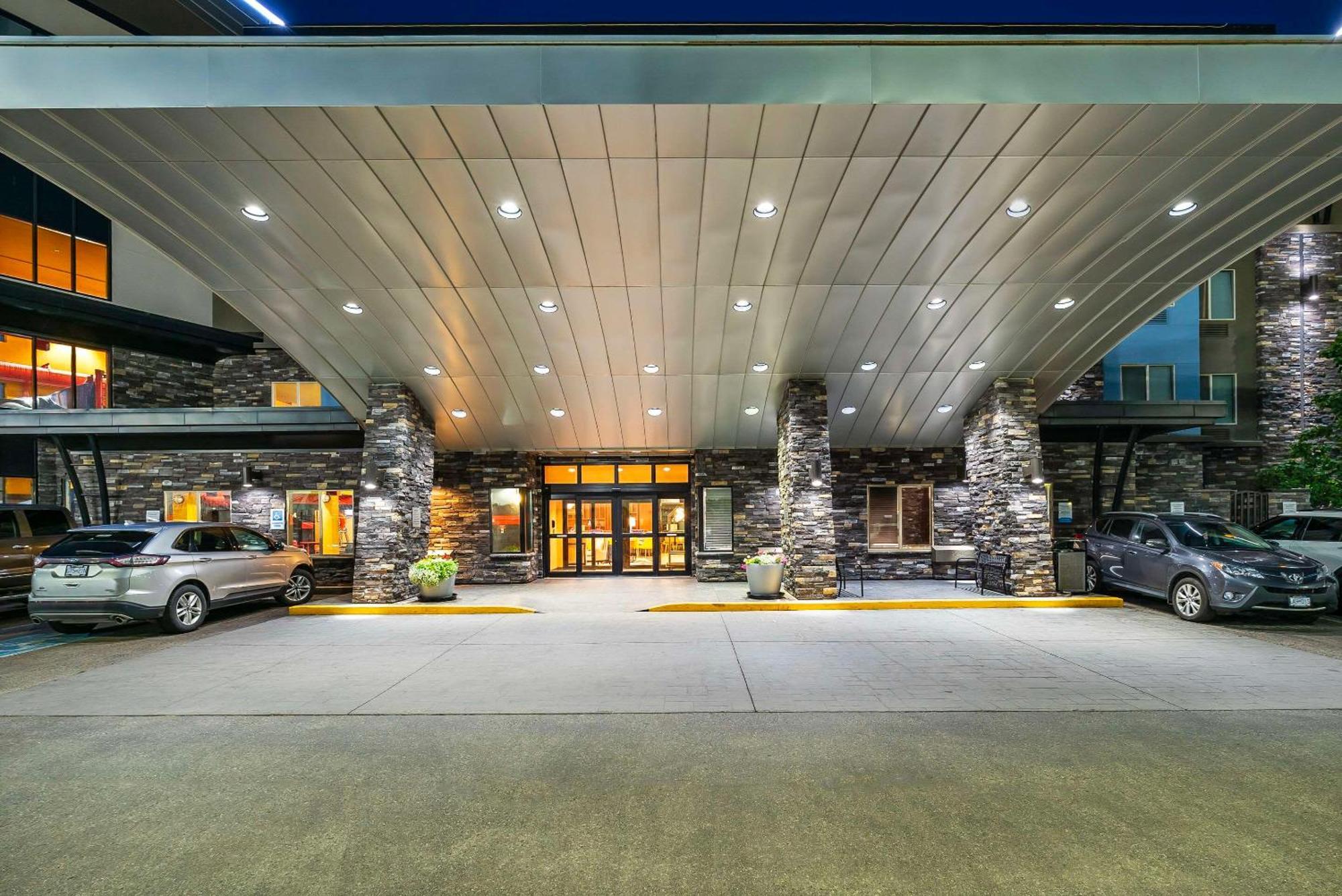 Comfort Suites Келоуна Экстерьер фото