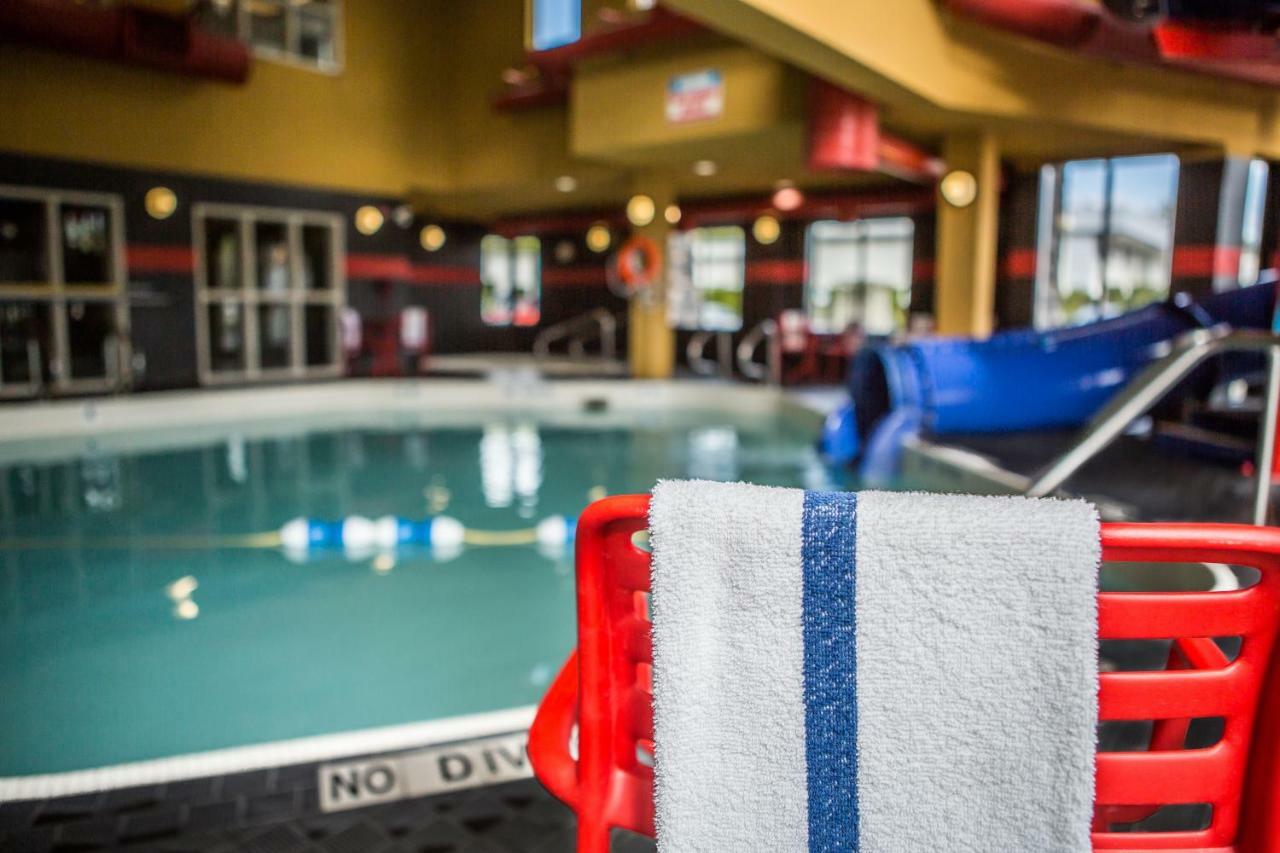 Comfort Suites Келоуна Экстерьер фото